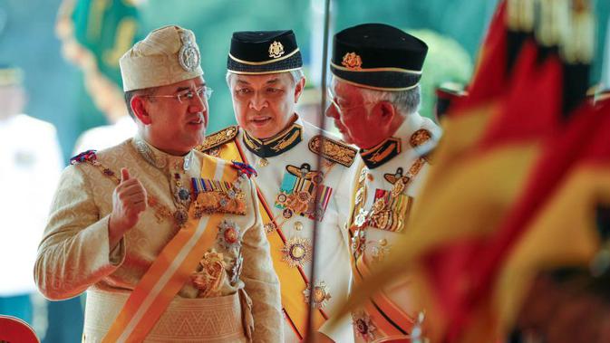 Yang di-Pertuan Agong Sultan Muhammad V dari Malaysia (kiri) (Vincent Thian / AP PHOTO)