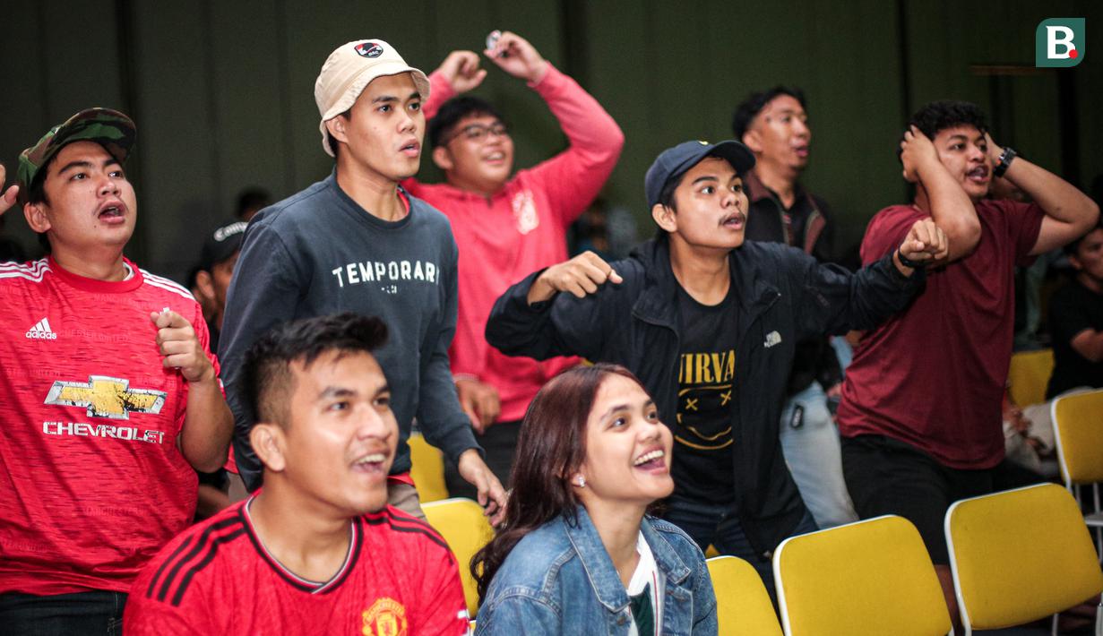 <p>Ekspresi sejumlah fans Manchester United saat Roaring Night Liga Inggris melawan Manchester City yang berlangsung di Hotel IBIS Style, Tanah Abang, Jakarta, Minggu (03/03/2024). (Bola.com/Bagaskara Lazuardi)</p>