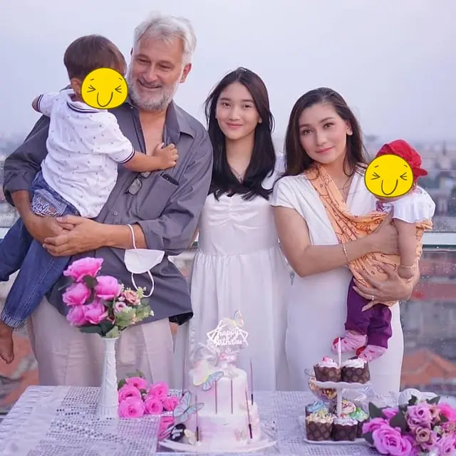 Suami Meninggal Dunia, Ini 6 Potret Kenangan Baby Margaretha dan Christian Bradach