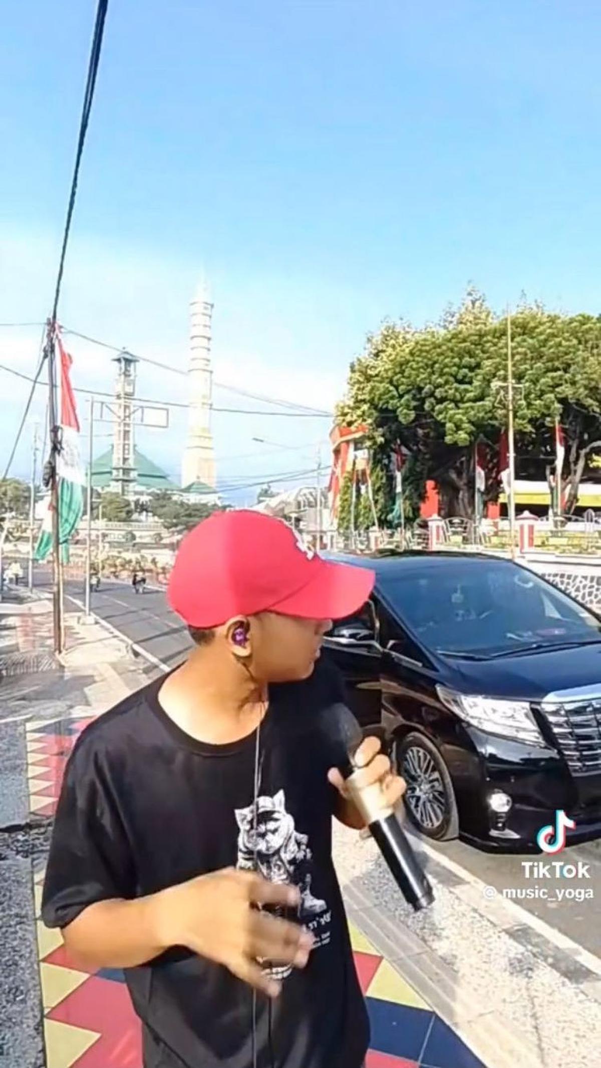 Sesaat, nyanyiannya pun terhenti. Yoga melihat ke arah jalanan dan ternyata Andika Kangen Band berjalan menghampirinya.