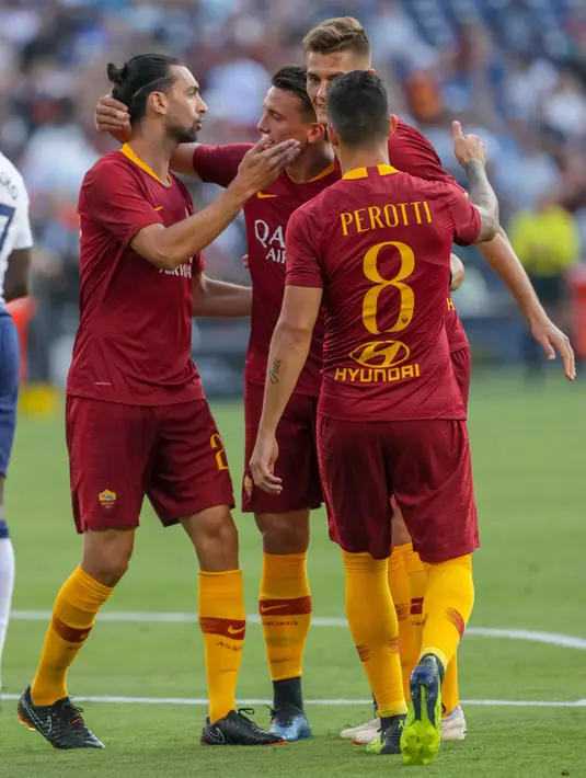 1. AS Roma - Warung pemain terbaik memang pantas disematkan oleh klub ibukota Italia. “AS Romart” begitu para Romanisti dunia memberikan julukan. (AFP/Kent Horner)