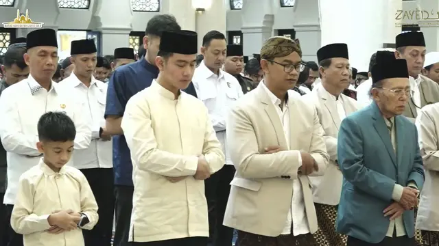 Wakil Presiden Gibran Rakabuming Raka menunaikan salat ied di Masjid Raya Sheikh Zayed Solo, Jumat (6/6) (Tangkapan layar youtube)