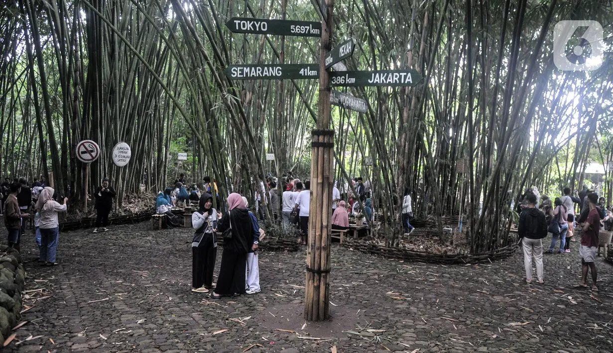 Suasana Pasar Papringan, Ngadiprono, Kabupaten Temanggung, Jawa Tengah, Minggu (26/2/2023). Produk yang dijual di pasar ini adalah makanan tradisional Jawa dan aneka kerajinan hasil penduduk setempat. (merdeka.com/Iqbal S. Nugroho)