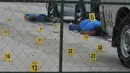 Dua mayat tergeletak dijalan berlumuran darah pasca penembakan di terminal bus kota Choloma, Honduras, (24/11). Menurut laporan penembakan ini dilakukan oleh komplotan geng terkenal di Honduras. (REUTERS/Stringer)