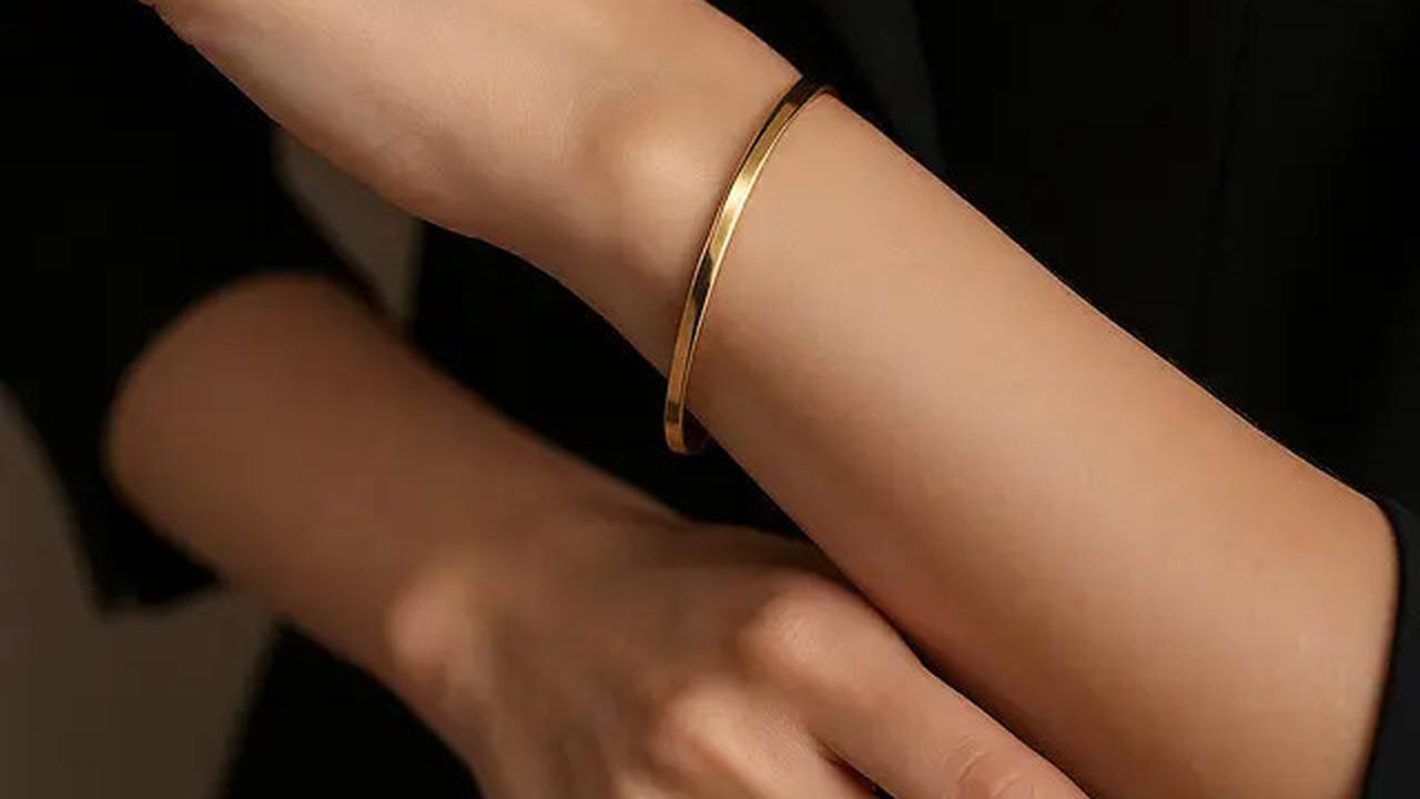 7 Inspirasi Model Gelang Oval Emas 2025 Biar Tangan Tampak Lebih Panjang