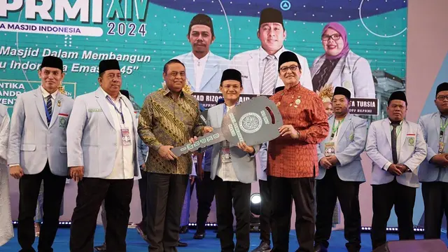Prabowo Subianto menyumbangkan 100 unit mobil untuk perawatan masjid pada acara Munas ke-14 BKPRMI di Medan, Sumatera Utara, Jumat (9/8/2024).
