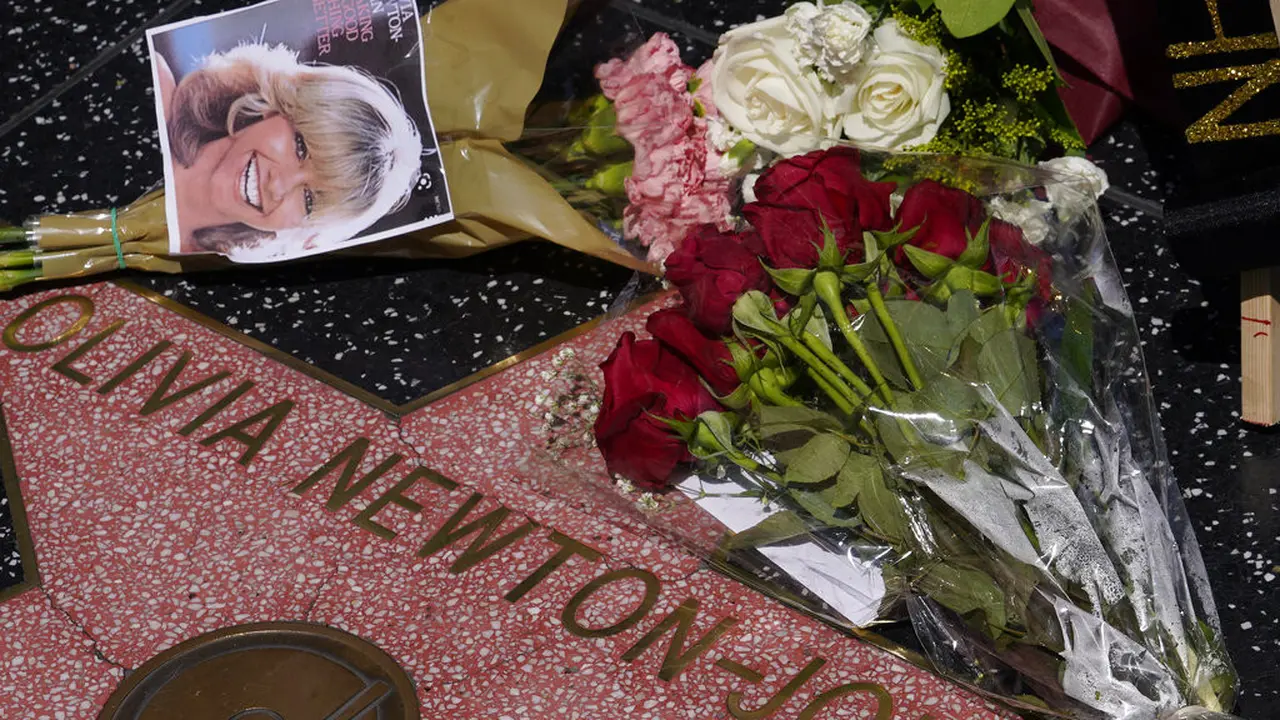 Karangan bunga untuk Olivia Newton-John di Hollywood Walk of Fame. (AP Photo/Damian Dovarganes)