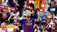 Ekspresi pemain Barcelona, Lionel Messi, setelah mencetak gol ke gawang Real Betis dalam laga La Liga di Stadion Camp Nou, Minggu (21/8/2016) dini hari WIB. (AFP/Pau Barrena)