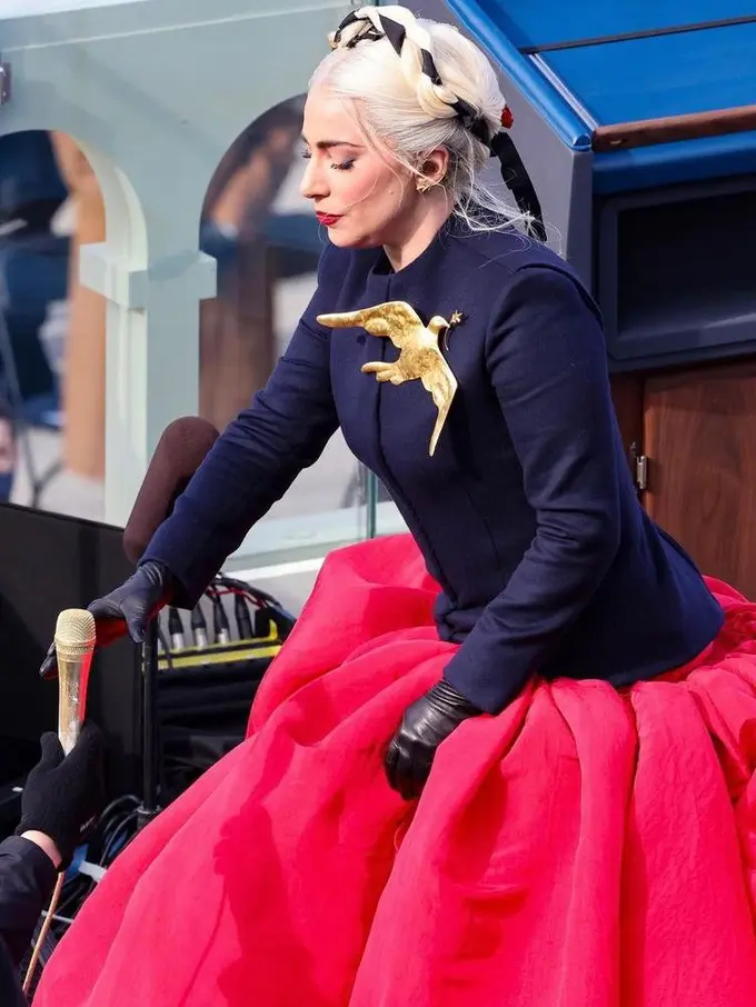 Lady Gaga Akui Pakai Baju Anti Peluru saat Hadiri Inagurasi Joe Biden
