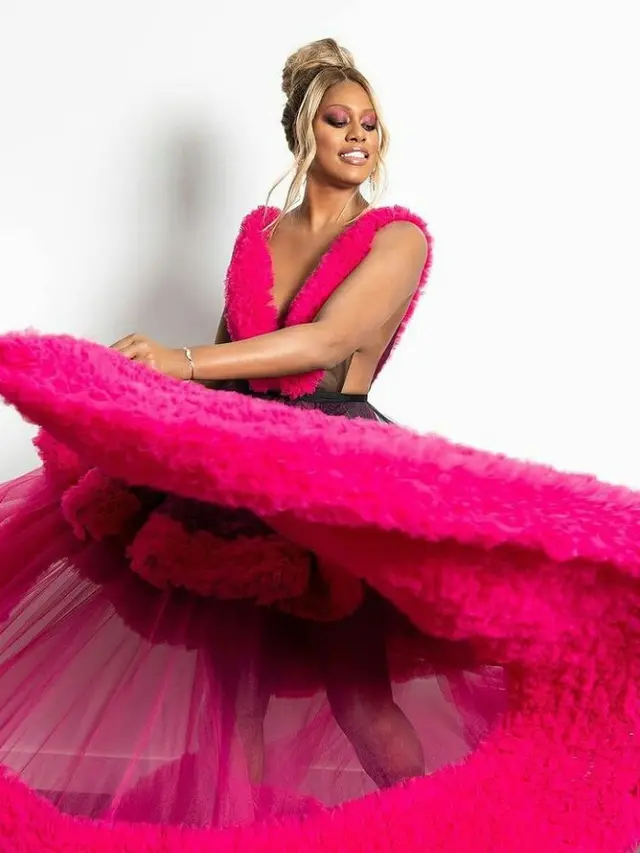 Laverne Cox Kenakan Gaun dengan Bahan Tulle Sepanjang 1000 Yard di Ajang Oscar 2021