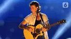 Vokalis grup band American Authors Zac Barnett tampil pada  festival musik Soundrenaline di Allianz Ecopark, Ancol, Jakarta, Minggu (27/11/2022). Dalam hari terakhir Soundrenaline 2022 itu, band beraliran rock asal New York Amerika Serikat tersebut menampilkan lagu-lagu andalan mereka, seperti Best Day of My Life, I'm Born To Run, dan Hit It. (Liputan6.com/Herman Zakharia)