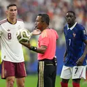 Wasit Batalkan Tendangan Bebas Jadi Polemik Spanyol vs Prancis