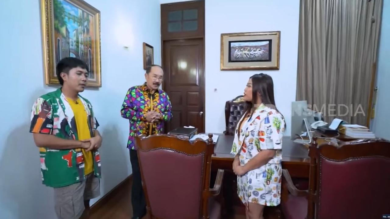 Di kediaman prbadinya, Fredrich Yunadi&nbsp; juga memiliki ruangan untuk menerima klien. Ruangan ini menjadi tempat kerja pribadinya.<br>