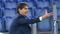 Pelatih Lazio, Simone Inzaghi, memberikan arahan kepada pemainnya saat menghadapi Borussia Dortmund pada laga Grup F Liga Champions 2020/2021 di Stadion Olimpico, Rabu (21/10/2020) dini hari WIB. Lazio menang 3-1 atas Borussia Dortmund. (AFP/Alberto Pizzoli)