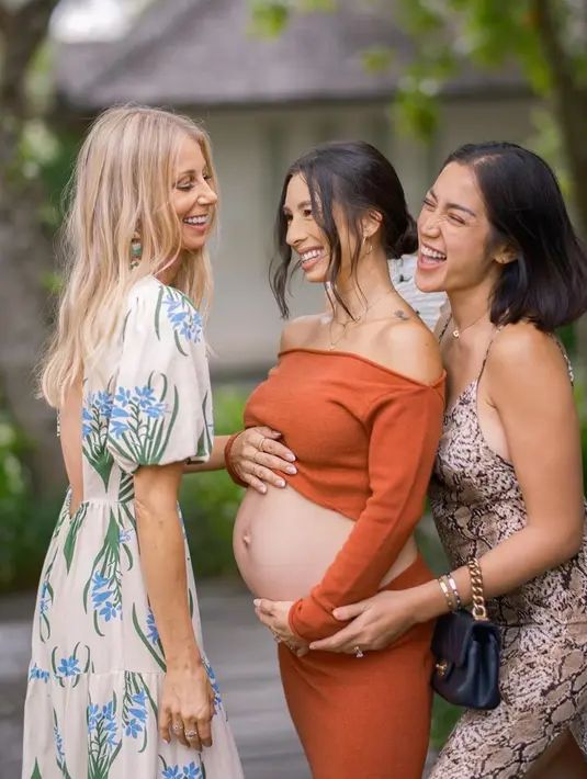 Tampil cantik di acara baby shower, bumil berusia 35 tahun ini memperlihatkan baby bump-nya yang sudah besar. Tak hanya itu ia juga mengabadikan momen bersama dua sahabatnya, salah satunya adalah Jessica Iskandar. (Liputan6.com/IG/@jenniferbachdim)