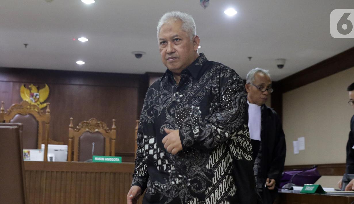 Terdakwa suap pengadaan barang di Badan Keamanan Laut (Bakamla), Erwin Syaaf Arief usai menjalani sidang pembacaan putusan di Pengadilan Tipikor, Jakarta, Senin (14/10/2019). Erwin Syaaf Arief dinyatakan bersalah dan dihukum 2,5 tahun penjara, denda Rp100 juta. (Liputan6.com/Helmi Fithriansyah)