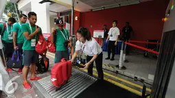 Pihak penyelenggara Sea Games 2015 Singapura menerapkan sistem pengamanan yang sangat ketat dan berlapis. Tampak, sejumlah pemain timnas Indonesia U-23 harus antri di Stadion Jalan Besar, Singapura, Selasa (2/6/2015). (Liputan6.com/Helmi Fithriansyah)