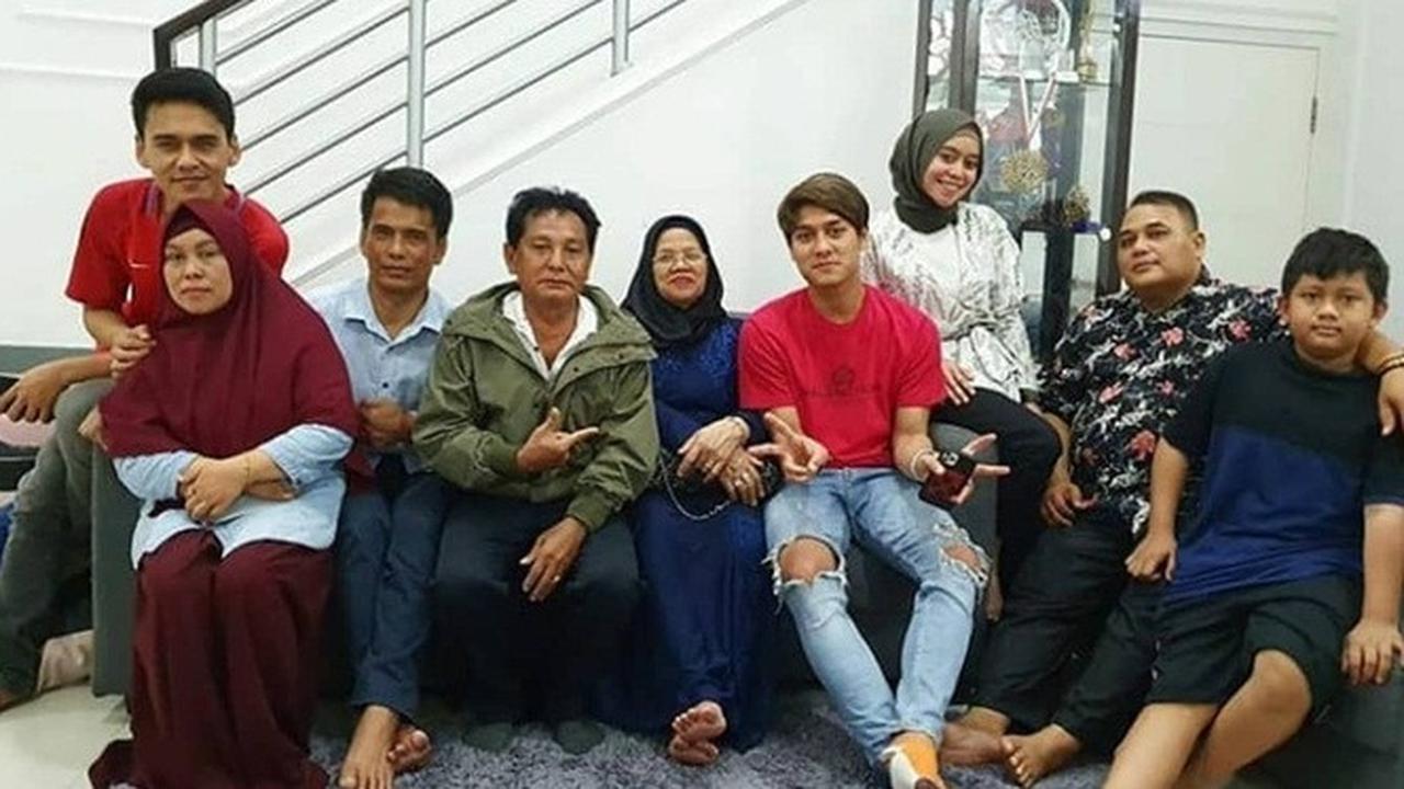7 Potret Pertemuan Keluarga Lesty Kejora dan Rizky Billar, Penuh Kehangatan