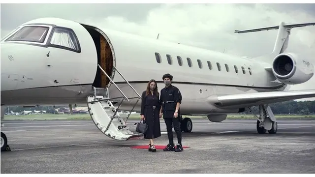 6 Potret Aurel dan Atta Berangkat Honeymoon Naik Jet Pribadi, Selalu Mesra