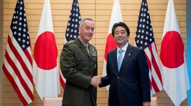 Kepala Staf Gabungan AS, Jenderal Joseph Dunford (kiri) bersalaman dengan Perdana Menteri Jepang Shinzo Abe usai melakukan pertemuan di Kantei, Tokyo, Jepang (18/8). (AP Photo / Andrew Harnik)