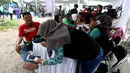 Petugas memeriksa peserta pengobatan gratis di Jakarta, Rabu (06/09). Program pemeriksaan untuk 1.000 orang driver ojek online ini merupakan bagian dari kampanye Indonesia sehat yang dilakukan oleh halodoc. (Liputan6.com/Johan Tallo)