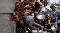 Juru bicara PBB, Stephane Dujarric mengatakan pada Selasa (13/5/2025), adanya penurunan drastis bantuan makanan di Gaza, sementara layanan kesehatan dan pasokan bahan bakar hampir lumpuh di tengah blokade Israel yang terus berlangsung. (BASHAR TALEB/AFP)