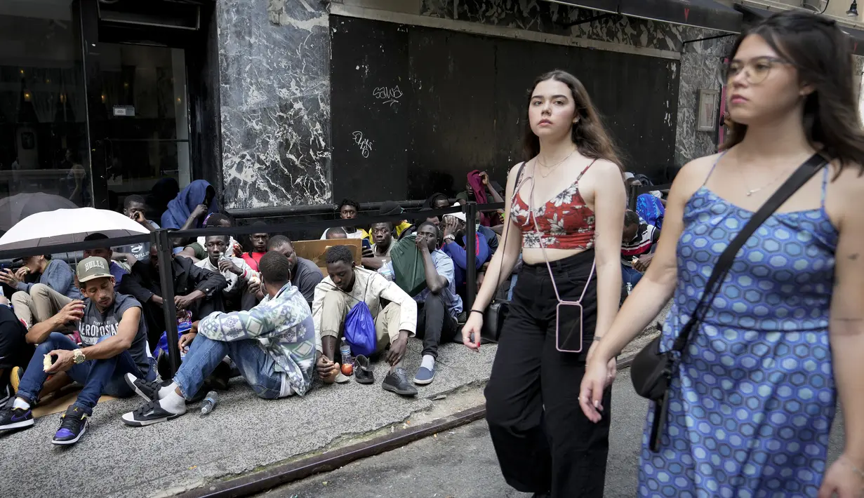 Hotel Roosevelt, yang ditutup tiga tahun lalu, adalah salah satu dari beberapa hotel yang diubah menjadi pusat darurat saat kota itu berjuang menghadapi masuknya migran. (AP Photo/John Minchillo)