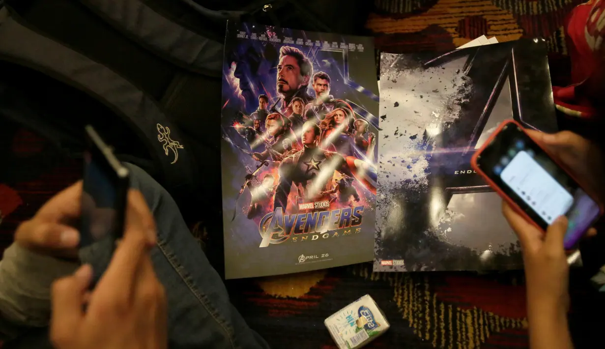 Sejumlah penggemar saat mengantre untuk menyaksikan pemutaran perdana film The Avengers: Endgame di La Paz, Bolivia (24/4). Film Avengers ini diputar perdana secara serentak pada 24 April 2019. (Reuters/David Mercado)