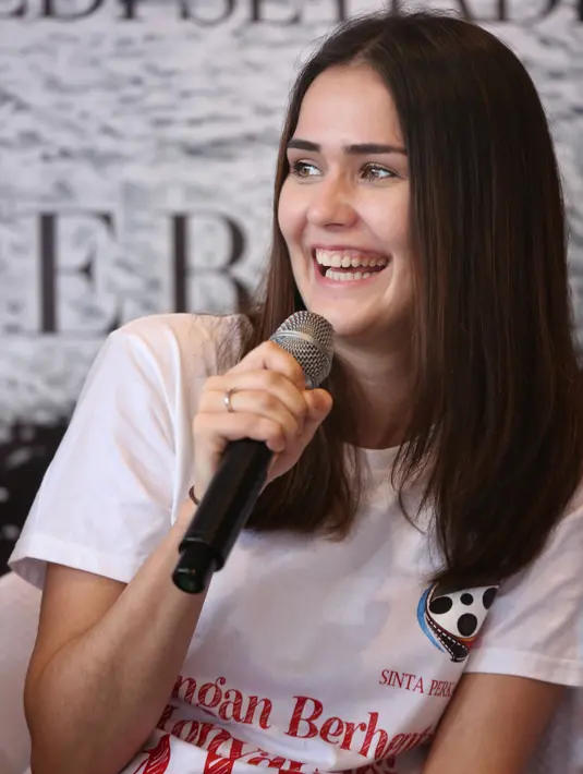 Senk Lotta hadir saat syukuran jelang proses syuting film Jangan Berheti Menyayangi Aku di kawasan BSD, Tangerang Selatan, Kamis (12/3/2020). (Adrian Putra/Fimela.com)