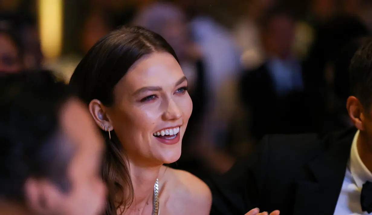Karlie Kloss menghadiri makan malam The Kering Foundation's Caring for Women di The Pool on Park Avenue di New York City pada 15 September 2022. Rambut pirang Karlie mengalir di punggungnya dengan gelombang longgar dan dia memilih tampilan riasan minimalis. (JP Yim/Getty Images for The Kering Foundation/AFP)