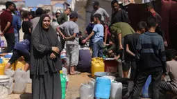 Sekitar 90 persen keluarga menderita kekurangan air, sementara lebih dari seperempat sampel air yang diuji terkontaminasi. (Bashar Taleb/AFP)