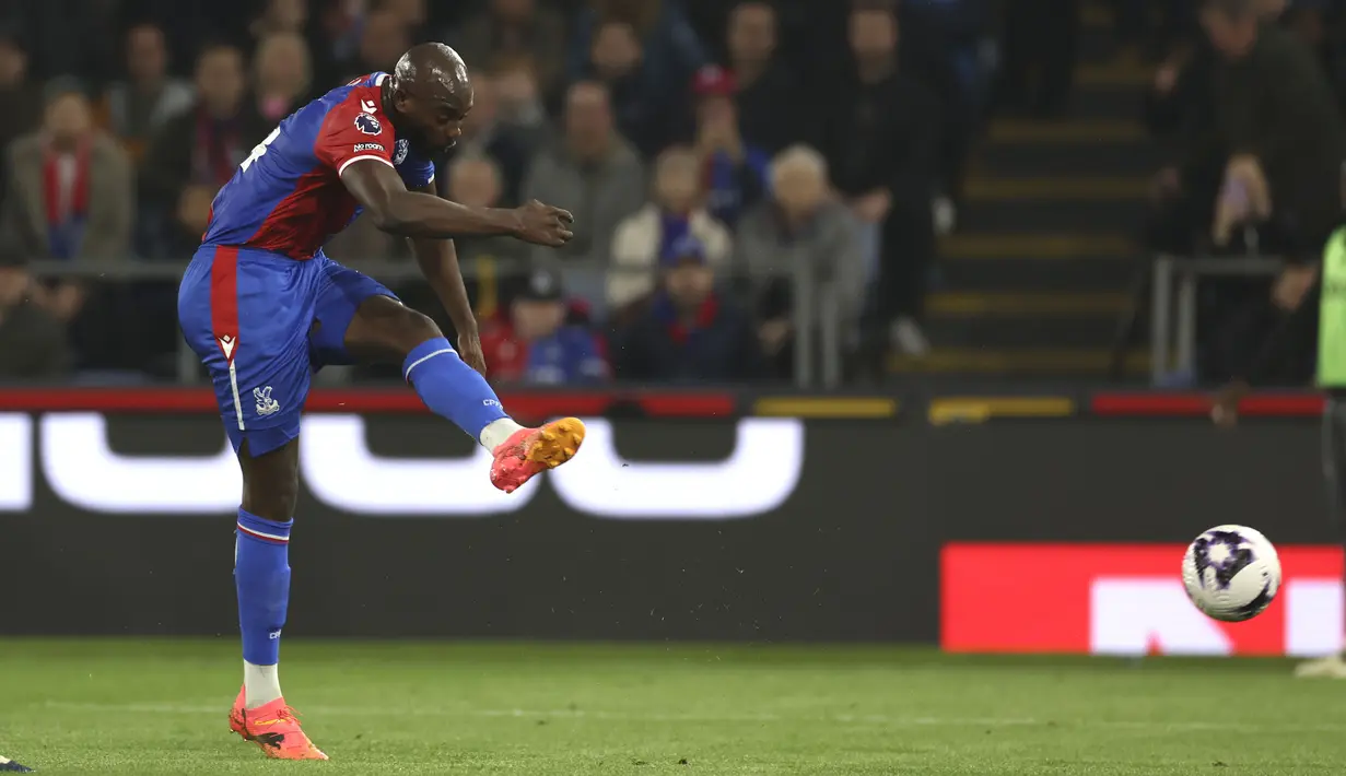Pemain Crystal Palace, Jean-Philippe Mateta, mencetak gol ke gawang Manchester United pada laga pekan ke-36 Premier League 2023/2024 yang digelar di Selhurst Park, Selasa (7/5/2024). (AP Photo/Ian Walton)