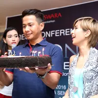 Delon mengaku bangga bisa meluncurkan album bertepatan ulang tahunnya, 20 Mei. Peluncuran album di Plaza Semanggi, Jakarta Selatan, Jumat (20/5/2016). (Andy Masela/Bintang.com)