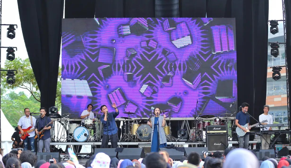 "Katanya di dalam tubuh yang sehat terdapat jiwa yang kuat, jadi biar sehat ayoo semuanya goyang bareng," celetuk Ezra Mandira. (Adrian Putra/Bintang.com)