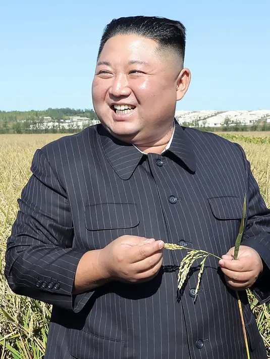 Gambar tak bertanggal yang dirilis pada 9 Oktober 2019, pemimpin Korea Utara, Kim Jong-un mengunjungi ladang pertanian No. 1116 dari KPA Unit 810 di lokasi yang dirahasiakan. Ini merupakan penampilan perdana Kim Jong-un sejak perundingan nuklir dengan AS tidak mencapai titik temu. (KCNA VIA KNS/AFP)