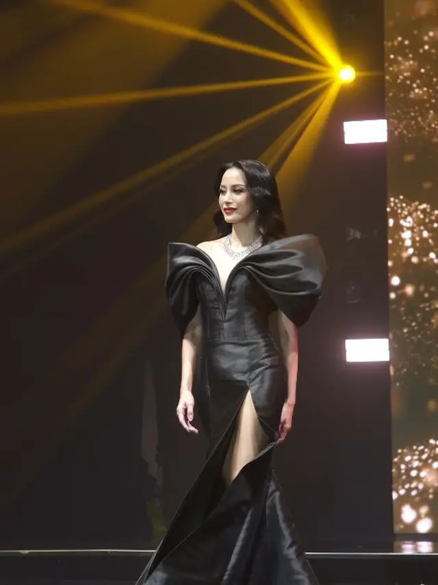 5 Potret Kirana Larasati Pakai Long Dress Belah Samping, Anggun dan Memesona
