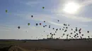 Sejumlah balon udara mengudara di pangkalan udara Chambley-Bussieres, Perancis, (26/7/2015). Peserta dari berbagai negara di belahan dunia ikut dalam festival 'Lorraine Mondial Air Ballons'. (AFP/JEAN-CHRISTOPHE VERHAEGEN)