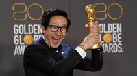 Ke Huy Quan dalam Golden Globe Awards 2023. (Photo by Chris Pizzello/Invision/AP)