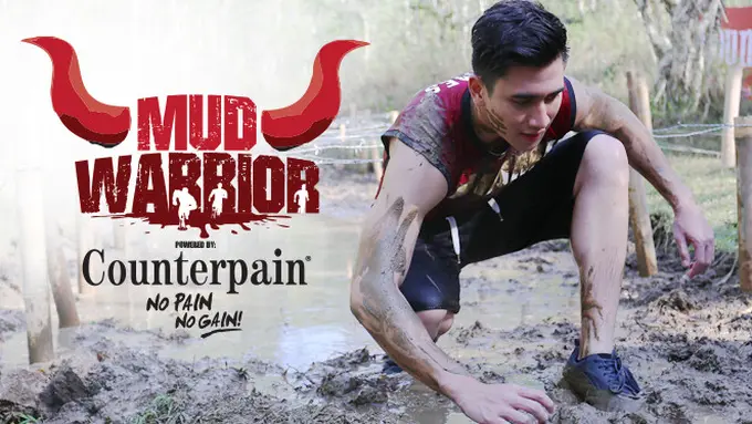 Verrel Bramasta dengan peserta lainnya lakukan olahraga ekstrem di Counterpain Mud Warrior 2 di Yogyakarta