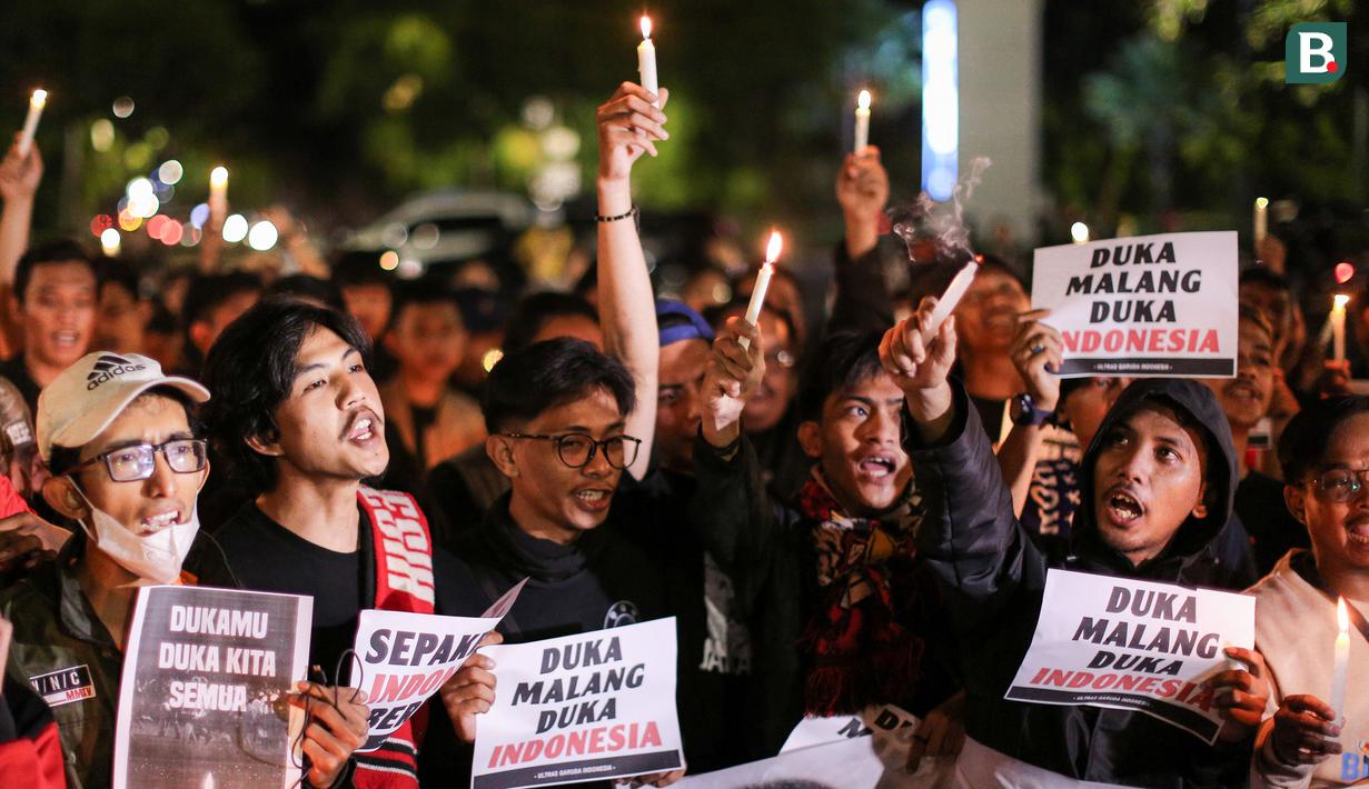 Selain Ultras Garuda ada beberapa kelompok suporter lainnya berkumpul saat Aksi Tabur Bunga dan 1000 Lilin serta Doa Bersama untuk Korban Tragedi di Stadion Kanjuruhan, Malang yang berlangsung di depan Gate 1 Kompleks Stadion Gelora Bung Karno, Minggu (02/10/2022) malam WIB. (Bola.com/Bagaskara Lazuardi)