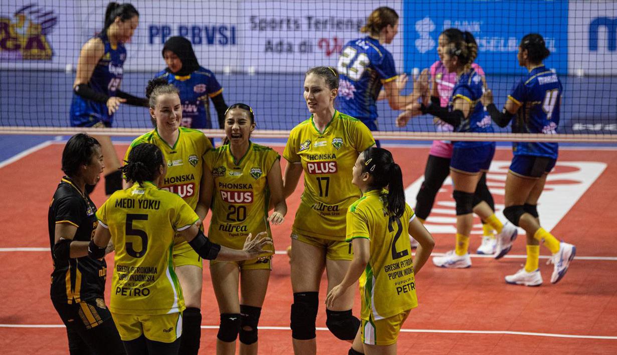 Selebrasi para pemain Gresik Petrokimia Pupuk Indonesia, Shintia Alliva (tengah) dkk setelah mencetak angka saat menghadapi Jakarta Livin' Mandiri pada laga seri ketiga putaran pertama PLN Mobile Proliga 2024 di GOR PSCC, Palembang, Sumatera Selatan, Jumat (10/5/2024). Gresik Petrokimia Pupuk Indonesia menang 3-0 (34-32, 25-19, 25-22). (Dok. PBVSI)
