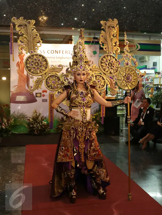 Puteri Indonesia Lingkungan 2015, Chintya Fabyola menunjukan salah satu kostum untuk dipakai di ajang Miss International 2015, Jakarta, Kamis (8/10/2015). Miss International 2015 akan diselengarakan di Tokyo pada 16 Oktober. (Liputan6.com/Herman Zakharia)