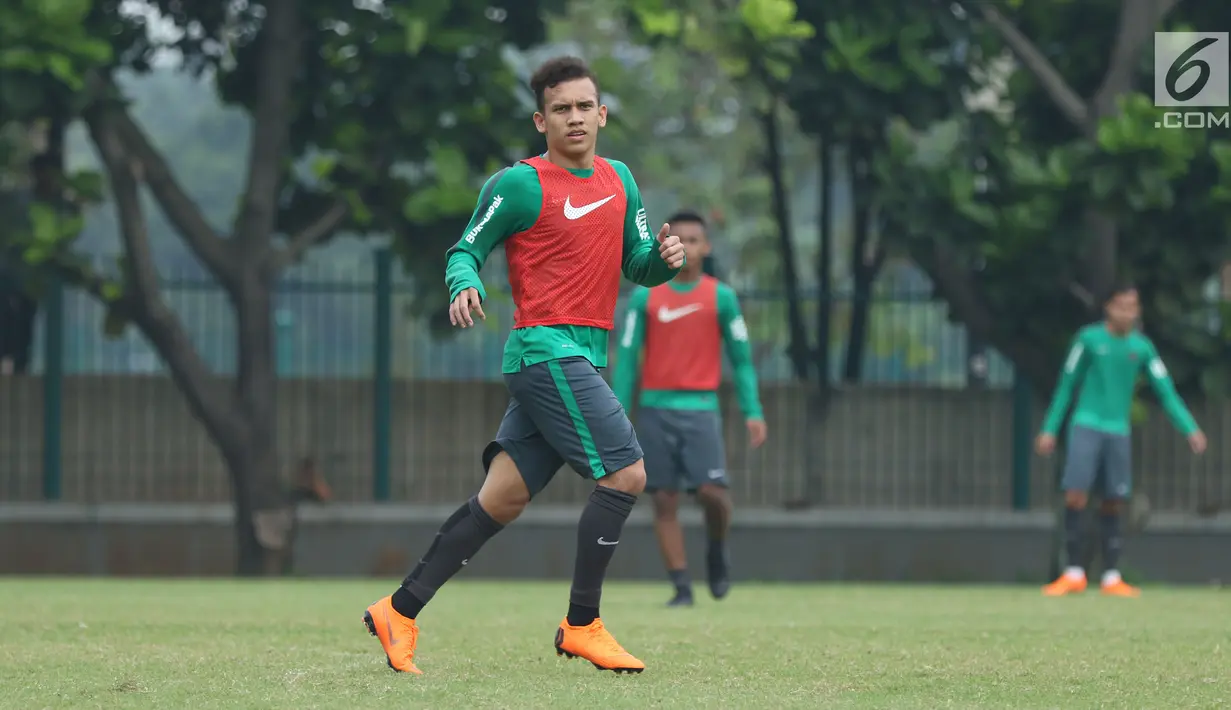 Pesepakbola, Egy Maulana Vikri saat mengikuti latihan bersama Timnas Indonesia U-23 di Lapangan A Senayan, Jakarta, Sabti (17/3). Latihan ini persiapan uji tanding melawan Singapura pada 21 Maret mendatang. (Liputan6.com/Helmi Fithriansyah)
