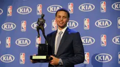 Aksi Stephen Curry Sang Pemain Terbaik NBA 2015
