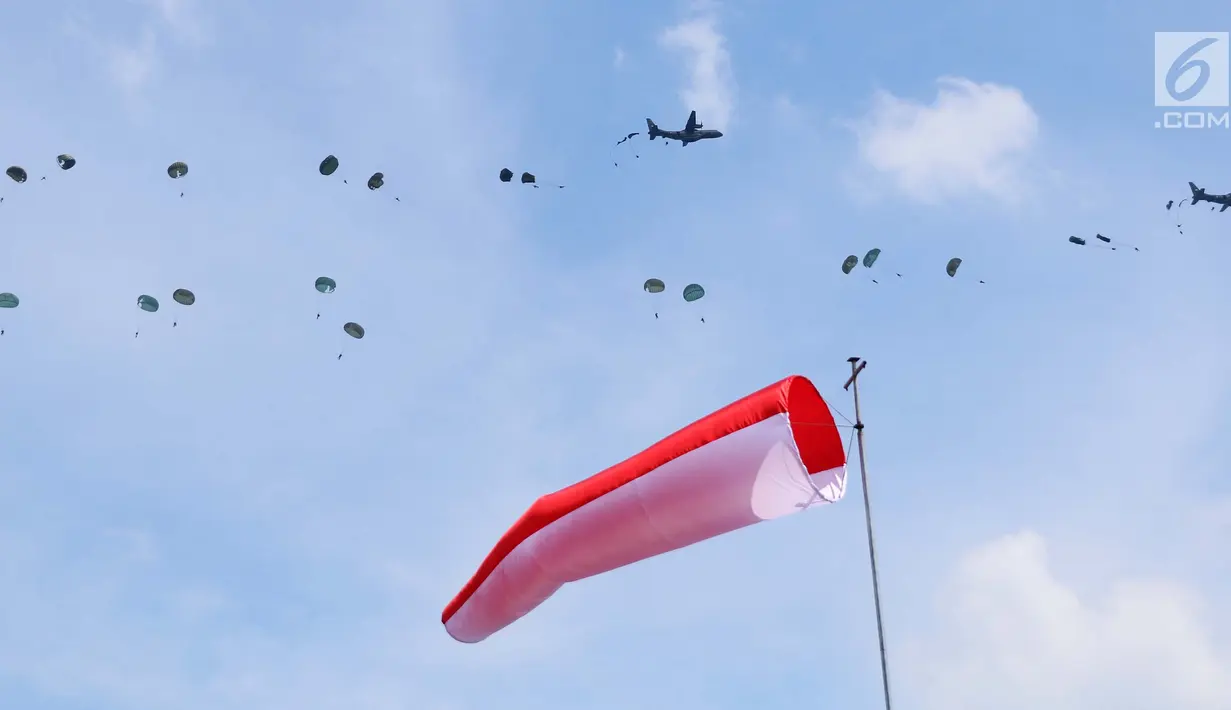 Tentara melakukan aksi terjun payung dalam Peringatan HUT ke-72 TNI di Dermaga Indah Kiat, Merak, Cilegon, Banten, Kamis (5/10). TNI menampilkan sejumlah atraksi memukau para prajurit serta kecanggihan sejumlah alutsista. (Liputan6.com/Angga Yuniar)