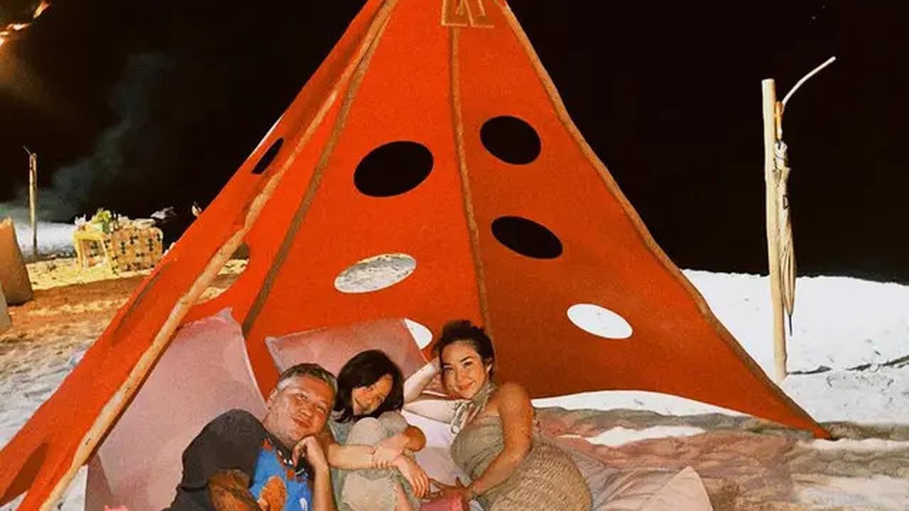 7 Potret Gading dan Gisel Camping Bareng Gempi, Tetap Didoakan Balikan