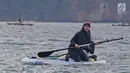 Istri bupati Trenggalek Novita Hardini olah raga Stand Up Paddle di Pantai Mutiara, Trenggalek, Jawa Timur, Sabtu (7/9/2019). Novita dikenal dengan sosok perempuan muda yang cerdas dan cantik. Tak hanya itu, ia juga kerap mendampingi sang suami di berbagai kegiatan. (Liputan6.com/Herman Zakharia)