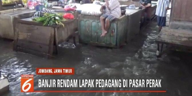 Sungai Brantas Meluap, Pasar Perak Jombang Terendam Banjir