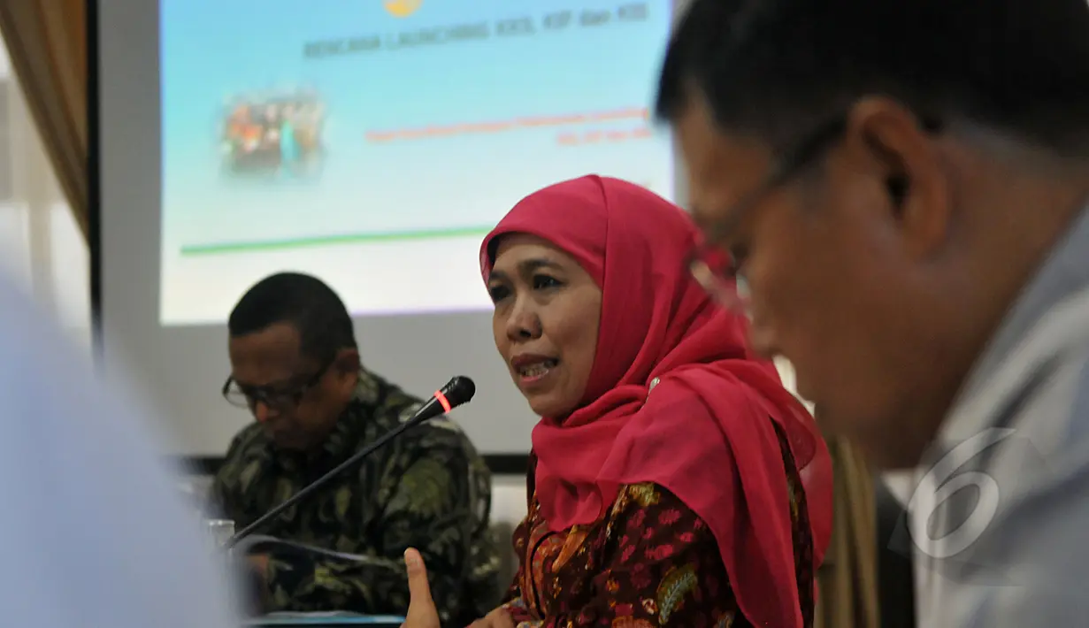 Menteri Sosial Khofifah menjelaskan tentang rencana pemerintah yang akan mengeluarkan “kartu sakti” tehap kedua”, Jakarta, Kamis (23/4/2015). Pertemuan tersebut dihadiri perwakilan 12 Bupati dan Walikota. (Liputan6.com/Johan Tallo)