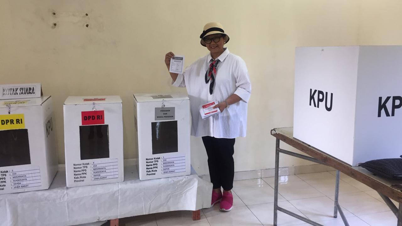 Usai mencoblos, Menlu Retno memasukan surat suara ke kotak yang telah ditentukan (Liputan6.com/Teddy Tri Setio Berty)